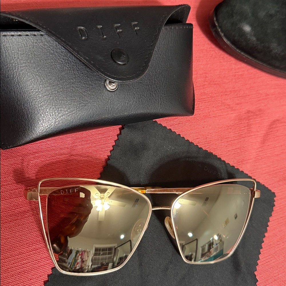 ✨Closet Price Drops!✨ Diff Sunglasses with case